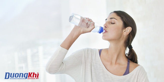 uống ít nhất 2 lit nước mỗi ngày
