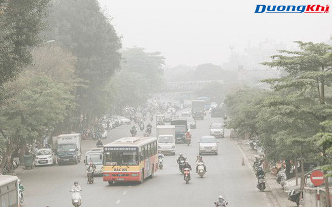 Hà Nội ngập trong sương bụi mù mịt bao phủ tầm nhìn: Tình trạng ô nhiễm không khí đáng báo động! - Ảnh 1.